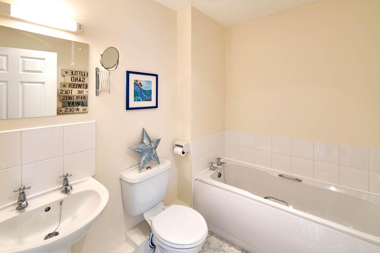 Host & Stay - The Scuttlebutt Townhouse ويتبي المظهر الخارجي الصورة